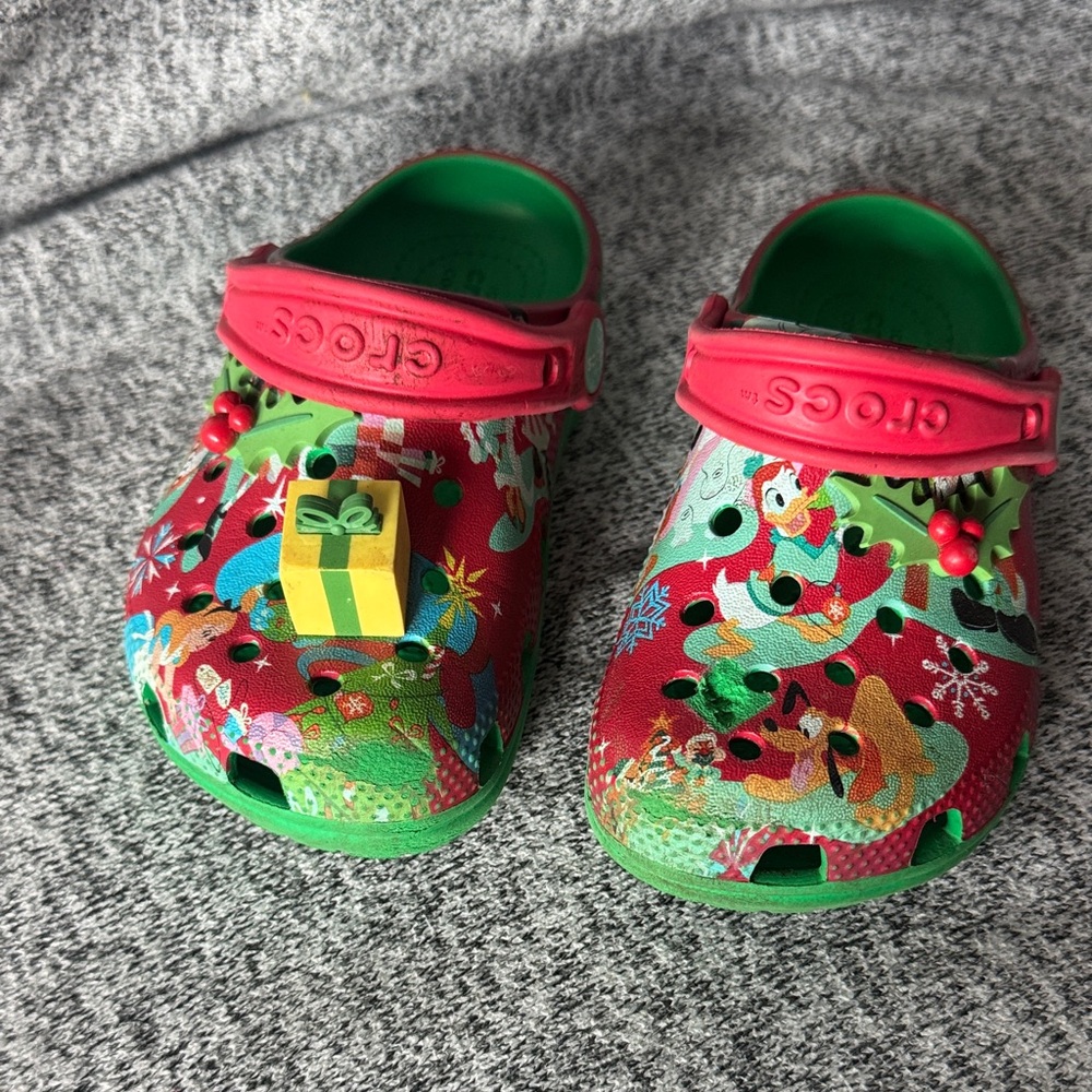 CROCS Kids' Festive Clogs - Red and Green Disney